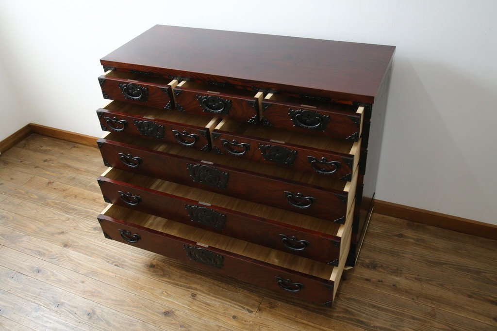 中古　美品　岩谷堂箪笥　力強い木目と重厚感ある金具が魅力の和箪笥　(R-064358)