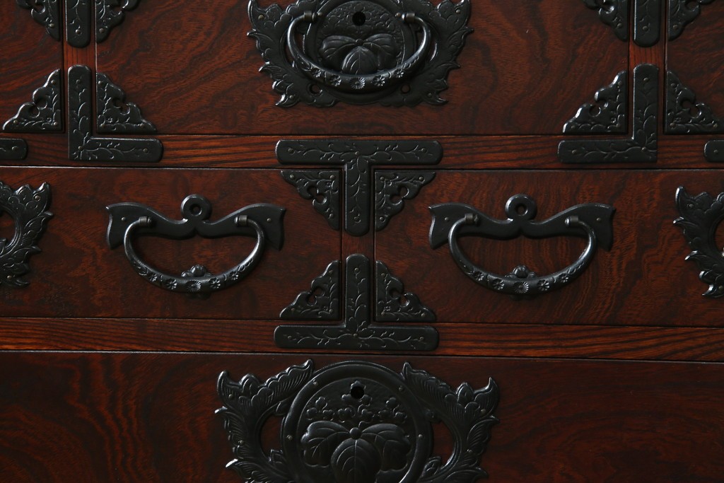 中古　美品　岩谷堂箪笥　力強い木目と重厚感ある金具が魅力の和箪笥　(R-064358)