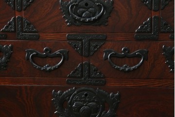 中古　美品　岩谷堂箪笥　力強い木目と重厚感ある金具が魅力の和箪笥　(R-064358)