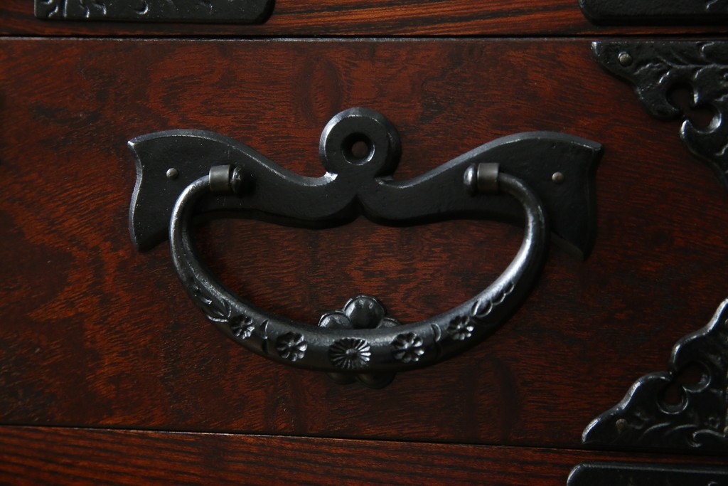 中古　美品　岩谷堂箪笥　力強い木目と重厚感ある金具が魅力の和箪笥　(R-064358)