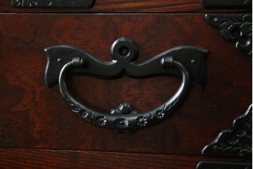 中古　美品　岩谷堂箪笥　力強い木目と重厚感ある金具が魅力の和箪笥　(R-064358)