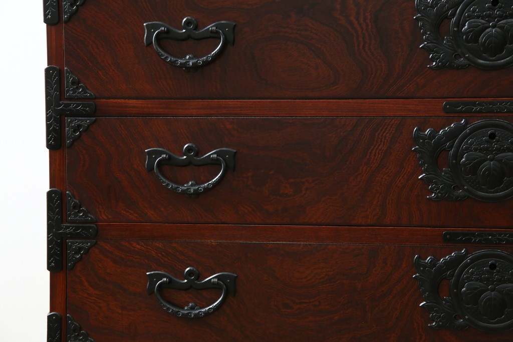 中古　美品　岩谷堂箪笥　力強い木目と重厚感ある金具が魅力の和箪笥　(R-064358)