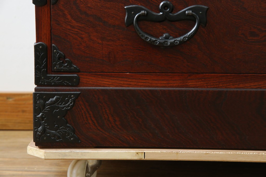 中古　美品　岩谷堂箪笥　力強い木目と重厚感ある金具が魅力の和箪笥　(R-064358)