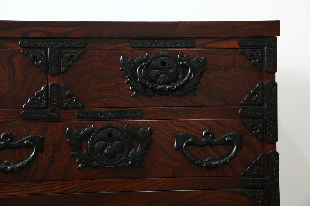 中古　美品　岩谷堂箪笥　力強い木目と重厚感ある金具が魅力の和箪笥　(R-064358)