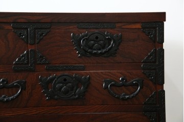 中古　美品　岩谷堂箪笥　力強い木目と重厚感ある金具が魅力の和箪笥　(R-064358)