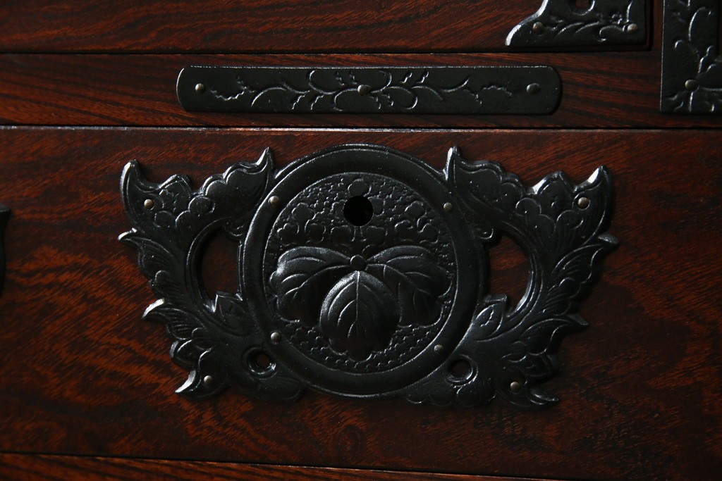 中古　美品　岩谷堂箪笥　力強い木目と重厚感ある金具が魅力の和箪笥　(R-064358)