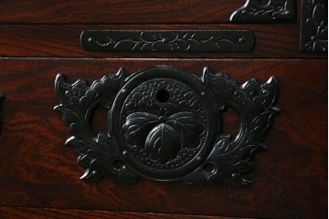 中古　美品　岩谷堂箪笥　力強い木目と重厚感ある金具が魅力の和箪笥　(R-064358)