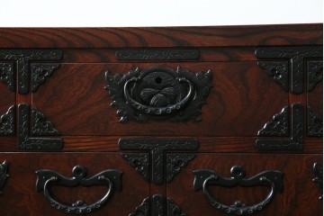 中古　美品　岩谷堂箪笥　力強い木目と重厚感ある金具が魅力の和箪笥　(R-064358)