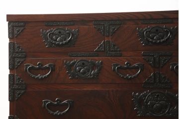 中古　美品　岩谷堂箪笥　力強い木目と重厚感ある金具が魅力の和箪笥(整理箪笥、衣装タンス、収納たんす、引き出し、サイドボード、サイドチェスト)(R-064358)