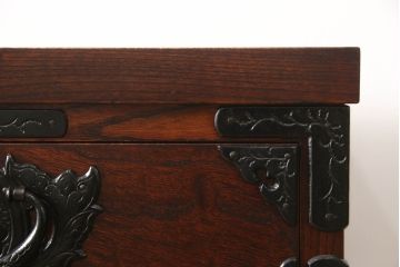 中古　美品　岩谷堂箪笥　力強い木目と重厚感ある金具が魅力の和箪笥(整理箪笥、衣装タンス、収納たんす、引き出し、サイドボード、サイドチェスト)(R-064358)