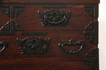 中古　美品　岩谷堂箪笥　力強い木目と重厚感ある金具が魅力の和箪笥(整理箪笥、衣装タンス、収納たんす、引き出し、サイドボード、サイドチェスト)(R-064358)