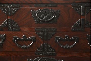 中古　美品　岩谷堂箪笥　力強い木目と重厚感ある金具が魅力の和箪笥(整理箪笥、衣装タンス、収納たんす、引き出し、サイドボード、サイドチェスト)(R-064358)