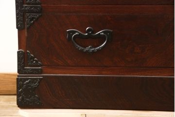 中古　美品　岩谷堂箪笥　力強い木目と重厚感ある金具が魅力の和箪笥(整理箪笥、衣装タンス、収納たんす、引き出し、サイドボード、サイドチェスト)(R-064358)