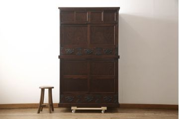 中古　岩谷堂箪笥　特注　重厚感ある金具が目を引く重ね水屋箪笥(キャビネット、食器棚、収納棚、重ね戸棚、茶箪笥、茶棚、上下バラ売り可能)(R-064361)
