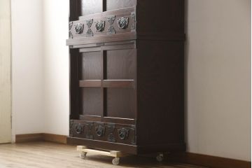 中古　岩谷堂箪笥　特注　重厚感ある金具が目を引く重ね水屋箪笥(キャビネット、食器棚、収納棚、重ね戸棚、茶箪笥、茶棚、上下バラ売り可能)(R-064361)