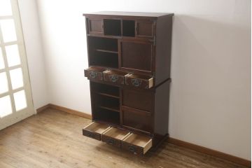 中古　岩谷堂箪笥　特注　重厚感ある金具が目を引く重ね水屋箪笥(キャビネット、食器棚、収納棚、重ね戸棚、茶箪笥、茶棚、上下バラ売り可能)(R-064361)