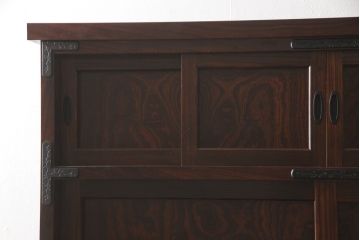 中古　岩谷堂箪笥　特注　重厚感ある金具が目を引く重ね水屋箪笥(キャビネット、食器棚、収納棚、重ね戸棚、茶箪笥、茶棚、上下バラ売り可能)(R-064361)