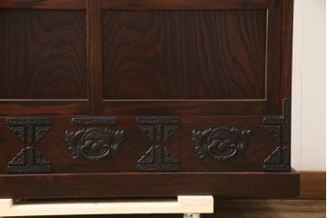 中古　岩谷堂箪笥　特注　重厚感ある金具が目を引く重ね水屋箪笥(キャビネット、食器棚、収納棚、重ね戸棚、茶箪笥、茶棚、上下バラ売り可能)(R-064361)