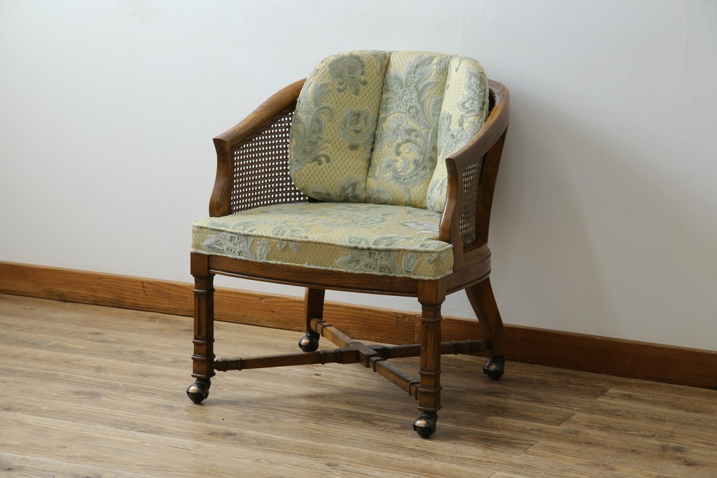 中古　美品　DREXEL HERITAGE(ドレクセルヘリテイジ)　くつろぎの時間を演出するキャスター付きアームチェア　(R-064379)