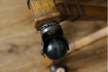 中古　美品　DREXEL HERITAGE(ドレクセルヘリテイジ)　くつろぎの時間を演出するキャスター付きアームチェア　(R-064379)