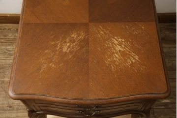中古　美品!!　DREXEL HERITAGE(ドレクセルヘリテイジ)　Touraine(ツーレイン)　マホガニー材　猫脚の優美な曲線デザインが目を惹くサイドテーブル(ナイトテーブル、エンドテーブル、花台、飾り台)(R-064380)