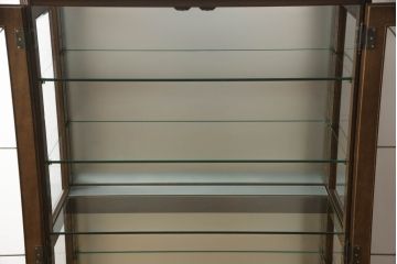 中古　美品　カリモク家具(karimoku)　domani(ドマーニ)　QUEENS　LIFE(クイーンズライフ)　洗練されたデザインが美しいキュリオケース(飾り棚、ガラスケース、ショーケース、キャビネット)(定価約40万円)(R-064386)