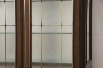 中古　美品　カリモク家具(karimoku)　domani(ドマーニ)　QUEENS　LIFE(クイーンズライフ)　洗練されたデザインが美しいキュリオケース(飾り棚、ガラスケース、ショーケース、キャビネット)(定価約40万円)(R-064386)