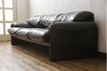 中古　Cassina(カッシーナ)　MARALUNGA(マラルンガ) 675　本革　高級感ある佇まいが目を惹く3人掛けソファ(三人掛け、3P、アームソファ、レザー)(定価約200〜243万円)(R-064444)