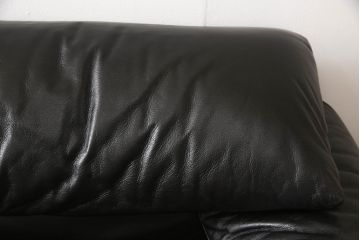 中古　Cassina(カッシーナ)　MARALUNGA(マラルンガ) 675　本革　高級感ある佇まいが目を惹く3人掛けソファ(三人掛け、3P、アームソファ、レザー)(定価約200〜243万円)(R-064444)