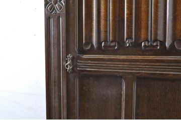 イギリスアンティーク　オーク材　クラシカルな佇まいが魅力の小振りなワードローブ(洋服タンス、衣装タンス、収納棚)(R-064445)