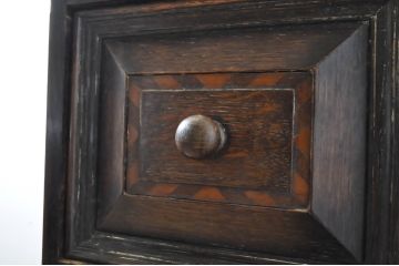 イギリスアンティーク　高級品!!　オーク材　立体的なブロックデザインの引き出しが目を惹く象嵌入りの小振りなデスク(机、ワークデスク、両袖机、在宅用、在宅ワーク用)(R-064448)です。