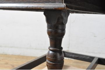 イギリスアンティーク　高級品!!　オーク材　立体的なブロックデザインの引き出しが目を惹く象嵌入りの小振りなデスク(机、ワークデスク、両袖机、在宅用、在宅ワーク用)(R-064448)です。