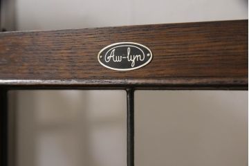 イギリスアンティーク　Aw-Lyn　オーク材　ステンドグラスが気品あふれる小振りなブックケース(本箱、本棚、収納棚、戸棚、飾り棚、キャビネット、カップボード)(R-064449)