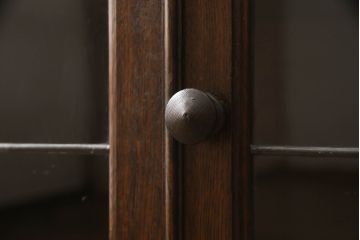 イギリスアンティーク　Aw-Lyn　オーク材　ステンドグラスが気品あふれる小振りなブックケース(本箱、本棚、収納棚、戸棚、飾り棚、キャビネット、カップボード)(R-064449)
