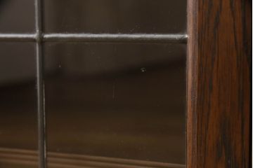 イギリスアンティーク　Aw-Lyn　オーク材　ステンドグラスが気品あふれる小振りなブックケース(本箱、本棚、収納棚、戸棚、飾り棚、キャビネット、カップボード)(R-064449)