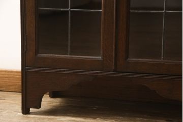 イギリスアンティーク　Aw-Lyn　オーク材　ステンドグラスが気品あふれる小振りなブックケース(本箱、本棚、収納棚、戸棚、飾り棚、キャビネット、カップボード)(R-064449)