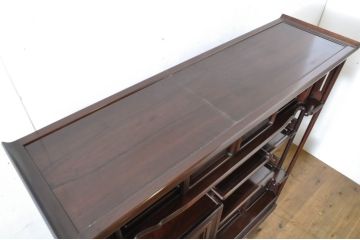 中古　高級品!!　希少な隠し引き出し付き　国産　職人手造り　総黒檀材　漆塗り　透かし彫り　松　上質な和の空間づくりにおすすめな飾り棚(茶棚、違い棚、収納棚、戸棚)(定価推定約100万円)(R-064451)