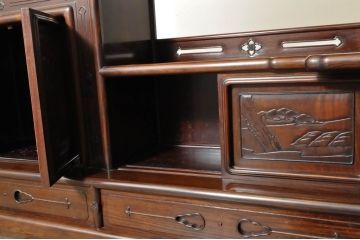 中古　高級品!!　希少な隠し引き出し付き　国産　職人手造り　総黒檀材　漆塗り　透かし彫り　松　上質な和の空間づくりにおすすめな飾り棚(茶棚、違い棚、収納棚、戸棚)(定価推定約100万円)(R-064451)