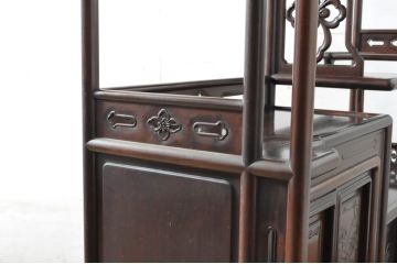 中古　高級品!!　希少な隠し引き出し付き　国産　職人手造り　総黒檀材　漆塗り　透かし彫り　松　上質な和の空間づくりにおすすめな飾り棚(茶棚、違い棚、収納棚、戸棚)(定価推定約100万円)(R-064451)
