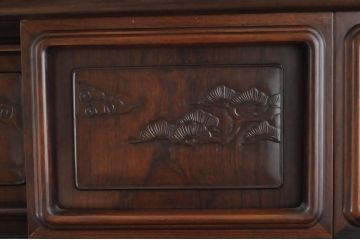 中古　高級品!!　希少な隠し引き出し付き　国産　職人手造り　総黒檀材　漆塗り　透かし彫り　松　上質な和の空間づくりにおすすめな飾り棚(茶棚、違い棚、収納棚、戸棚)(定価推定約100万円)(R-064451)