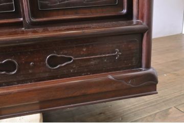 中古　高級品!!　希少な隠し引き出し付き　国産　職人手造り　総黒檀材　漆塗り　透かし彫り　松　上質な和の空間づくりにおすすめな飾り棚(茶棚、違い棚、収納棚、戸棚)(定価推定約100万円)(R-064451)