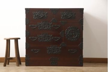 中古　美品　遠野民芸　職人手作り品　向鶴金具の立派な造りが目を惹く民芸箪笥(和タンス、収納箪笥、衣装箪笥、整理箪笥、引き出し、サイドチェスト)(R-064452)