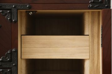 中古　美品　遠野民芸　職人手作り品　向鶴金具の立派な造りが目を惹く民芸箪笥(和タンス、収納箪笥、衣装箪笥、整理箪笥、引き出し、サイドチェスト)(R-064452)