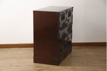 中古　美品　遠野民芸　職人手作り品　向鶴金具の立派な造りが目を惹く民芸箪笥(和タンス、収納箪笥、衣装箪笥、整理箪笥、引き出し、サイドチェスト)(R-064452)