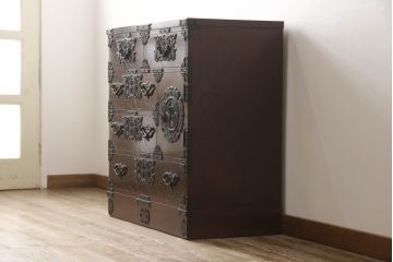 中古　美品　遠野民芸　職人手作り品　向鶴金具の立派な造りが目を惹く民芸箪笥(和タンス、収納箪笥、衣装箪笥、整理箪笥、引き出し、サイドチェスト)(R-064452)