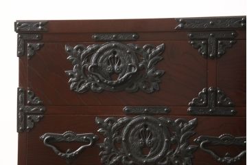 中古　美品　遠野民芸　職人手作り品　向鶴金具の立派な造りが目を惹く民芸箪笥(和タンス、収納箪笥、衣装箪笥、整理箪笥、引き出し、サイドチェスト)(R-064452)
