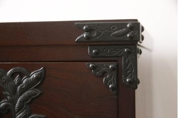 中古　美品　遠野民芸　職人手作り品　向鶴金具の立派な造りが目を惹く民芸箪笥(和タンス、収納箪笥、衣装箪笥、整理箪笥、引き出し、サイドチェスト)(R-064452)