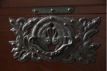 中古　美品　遠野民芸　職人手作り品　向鶴金具の立派な造りが目を惹く民芸箪笥(和タンス、収納箪笥、衣装箪笥、整理箪笥、引き出し、サイドチェスト)(R-064452)