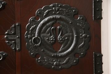 中古　美品　遠野民芸　職人手作り品　向鶴金具の立派な造りが目を惹く民芸箪笥(和タンス、収納箪笥、衣装箪笥、整理箪笥、引き出し、サイドチェスト)(R-064452)