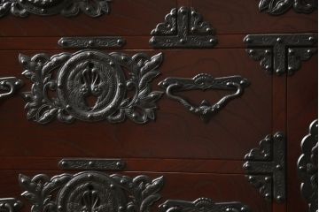 中古　美品　遠野民芸　職人手作り品　向鶴金具の立派な造りが目を惹く民芸箪笥(和タンス、収納箪笥、衣装箪笥、整理箪笥、引き出し、サイドチェスト)(R-064452)